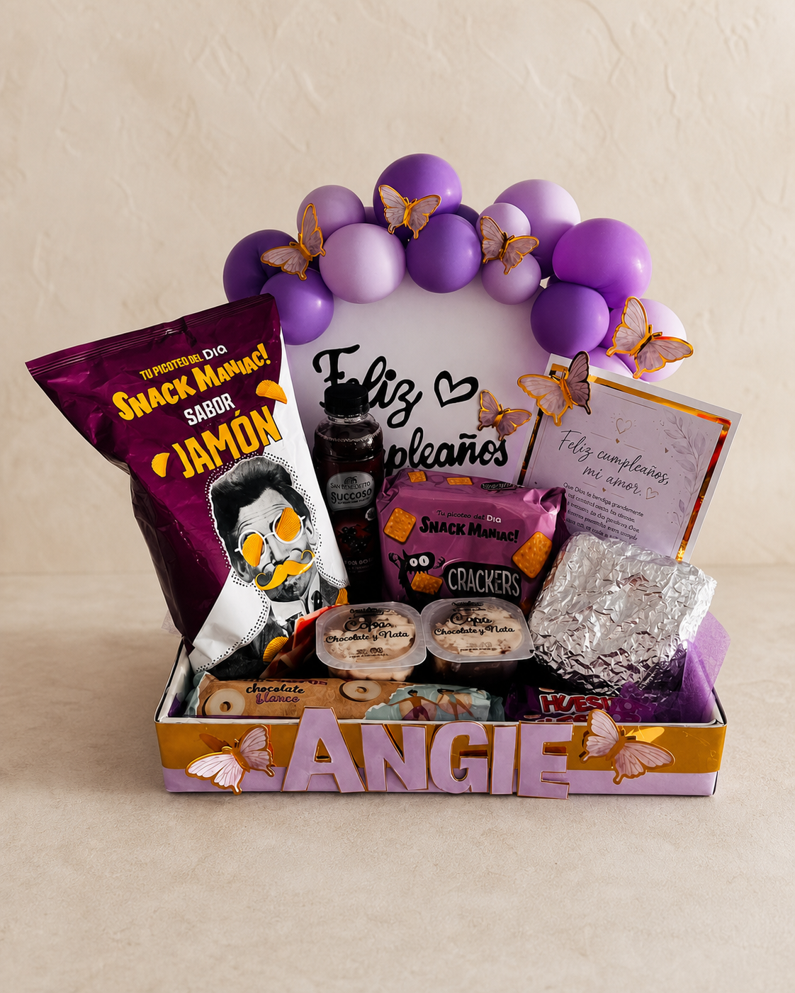 Ancheta de regalo con dulces, chocolates, globos morados y nombre personalizado