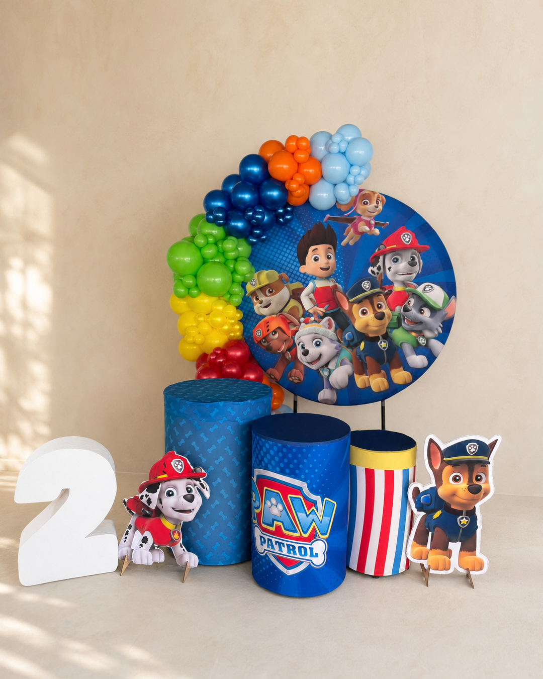 Decoración infantil con arco de globos de colores, panel redondo y número dos
