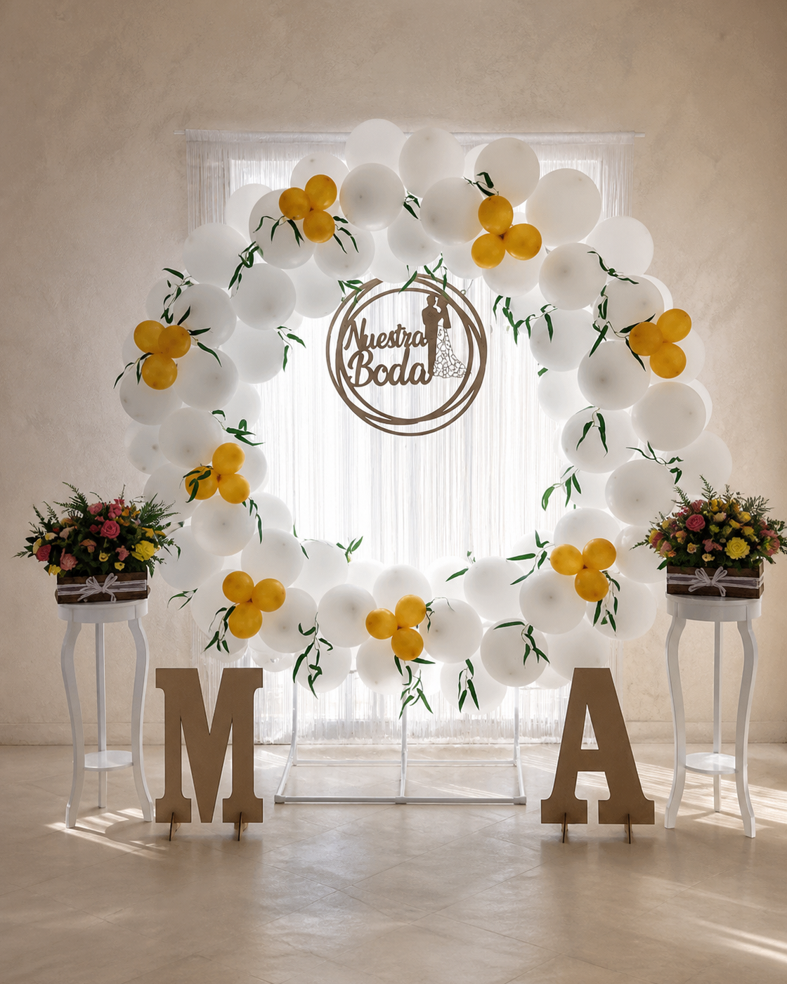 Aro de globos blancos y marfil con flores frescas, letras a medida y cartel de boda